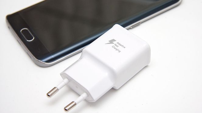 Bruker du laderen som fulgte med telefonen lader du den i en fei.