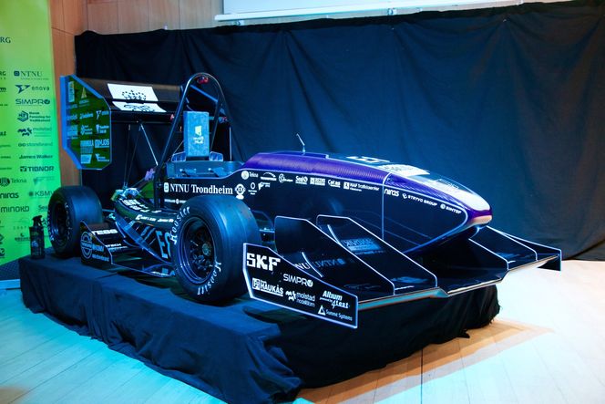 Det er studentene selv som har designet og utviklet racerbilen. Fra i fjor til i år har de redesignet så godt som alle delene, for å kvitte seg med mest mulig vekt og gjøre den mest mulig aerodynamisk.
