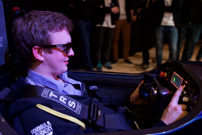 Hele 20 studenter har jobbet med elektronikken i bilen. Ser du ekstra nøye på skjermen vil du også oppdage at en av dem har lagt inn spillet «Snake».
