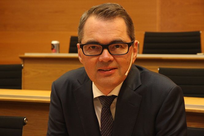 Konsernsjef Svein Richard Brandtzæg i Hydro smiler fornøyd. Forskningen gir resultater.