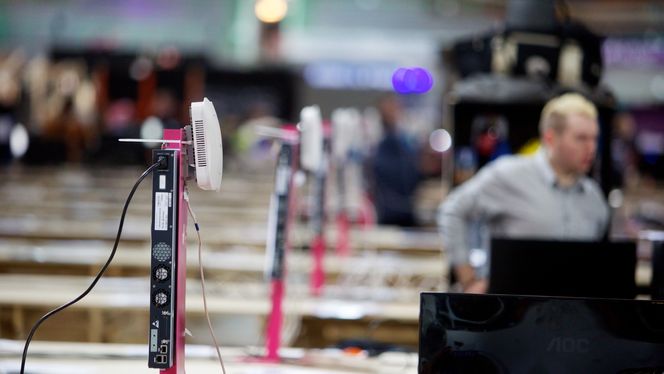 Trådløst: Mye utstyr må på plass for å serve 10.000 enheter på nettverket. Foto: Eirik Helland Urke