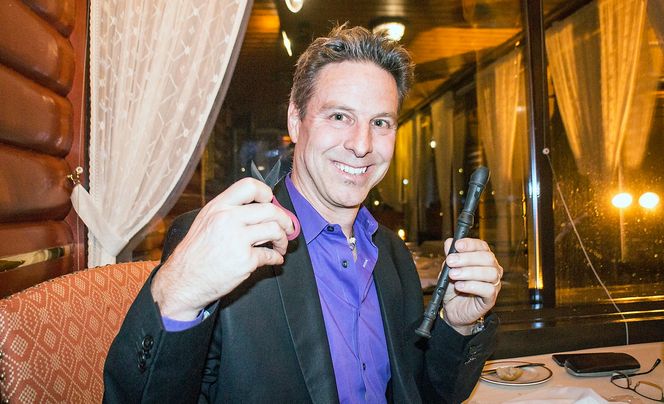 Fornøyd med jobben: HPs «chief disrupter», Andrew Bolwell, viser en saks og en blokkfløyte som begge er 3D-printet på minutter.