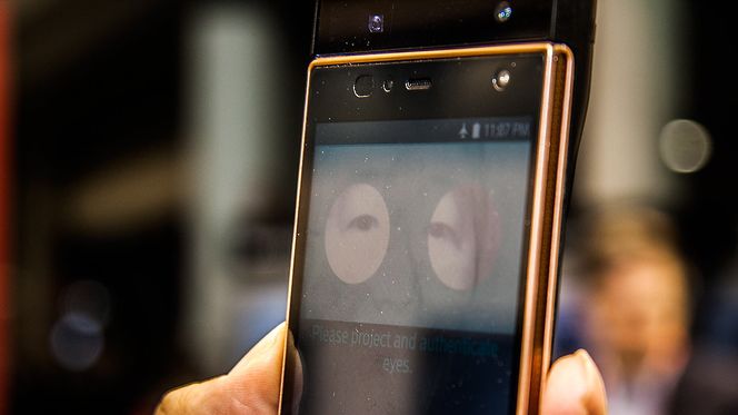 Fujitsus irisskanner krever egen maskinvare, men er til gjengjeld svært rask.