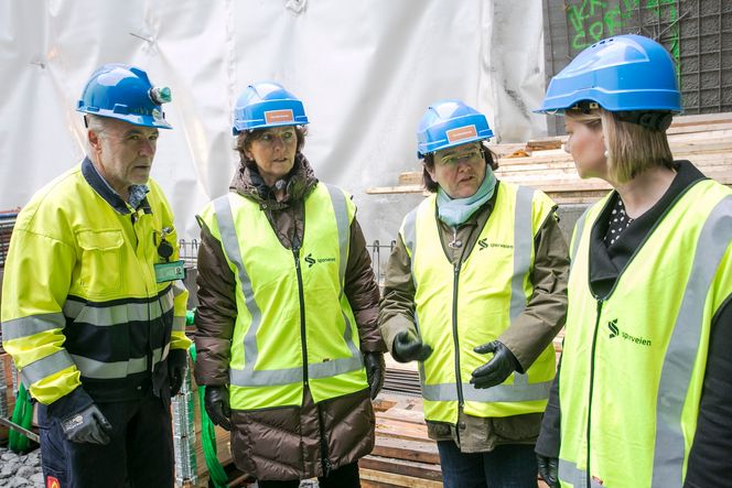 Prosjektleder Trond Bjørgan sammen med ordfører i Bærum Lisbet Hammer Krog (H), fylkesordfører i Akershus, Annette Solli (H) og byråd for miljø og samferdsel i Oslo, Guri Melby (V).