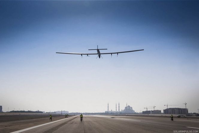 Her er Solar Impulse 2 på en av mange treningsturer som er gjennomført fra Abu Dhabi de siste ukene. Jorda rundt-ferden starter etter planen mandag 9. mars.