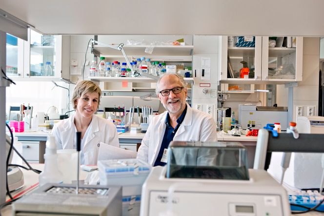 Stamfaren: Professor emeritur Gustav Gaudernack har svært mye av æren for at Norge kan få en stor bit av den raskest voksende farmasøytiske industrien innen immunterapi. Her med Else Marit Inderberg Suso.