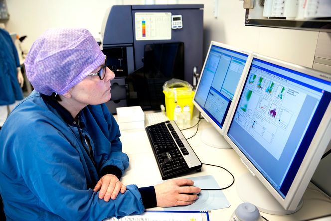 Flowcytometri: Celleterapiavdelingen har et laserbasert instrument som viser hvordan celene ser ut på overflaten og hva slags immunsrespons de kan bidra med i pasienten.