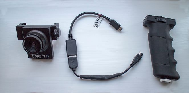 Delene: Therm-app består av kameraet med to klemmer som skrur seg fast i telefonen. Et pistolgrep, og en kabel som kobler kameraet til telefonen. Og så trengs det enn app selvfølgelig.