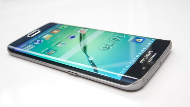 Skjermen buer ned mot sidene av telefonen.