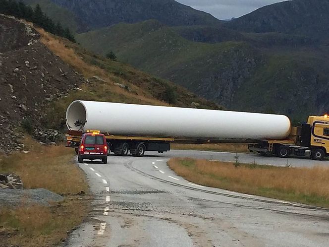 Ett og ett tårn ble demontert og fraktet på spesialkjøretøy ned til havna i Måløy.