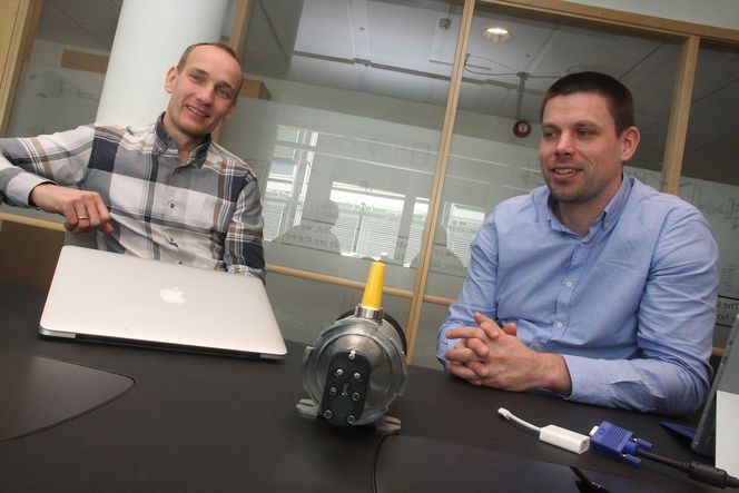 Administrerende direktør Knut Sandven og forskningsdirektør Håkon Sagberg i 11-mannsfirmaet GasSecure med en trådløs gassdetektor mellom seg.