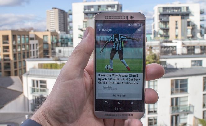 God utnyttelse: Skjermen til HTC M9 fyller svært godt ut. Spesielt når man ser på at telefonen har riktig svære stereohøyttalere som gis svært god lyd. Dette er i nødsfall et lite stereoanlegg.