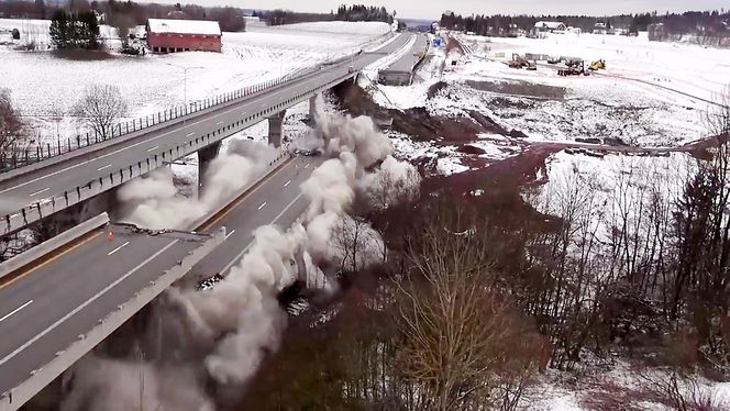 Slik så det ut da det sørgående løpet på Skjeggestad-brua ble sprengt. Foto: Statens vegvesen