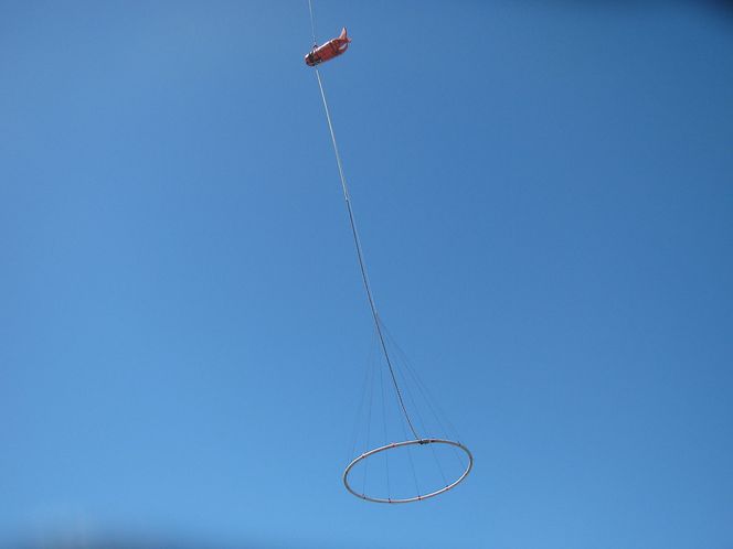 Ship Arrestor henger under helikopteret på vei ut til havaristen. Bilden er fra