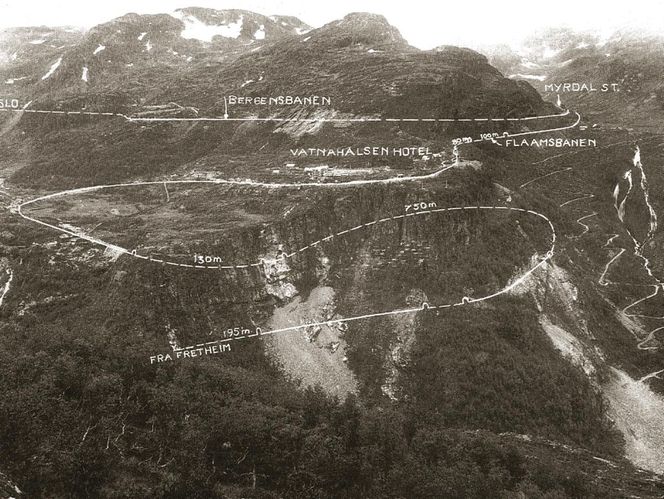 Flåmsbanen snor seg i bratte svinger gjennom Flåmsdalen.