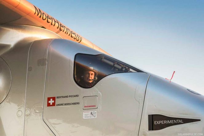 Bertrand Piccard på den fjerde en treningsturen 2. mars. Han overtar det énseters flyet i Oman og skal fly andre etappe.