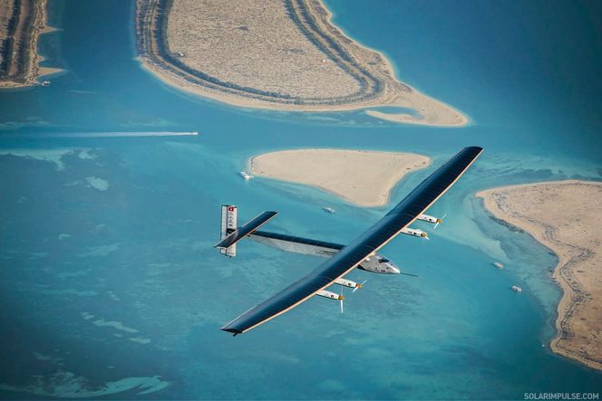 Solar Impulse 2 på en av treningsturene over Abu Dhabi tidligere i mars.