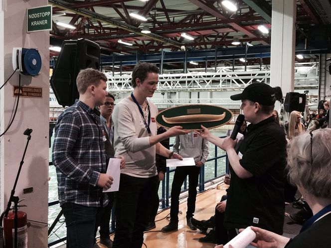 NRK-profil Rune Nilson delte ut premien til elevene fra Haram videregående skole. Flere rederier og skipsbyggere holder til i kommunen. Ikke umulig at noen kan ha fått litt hjelp hjemmefra.