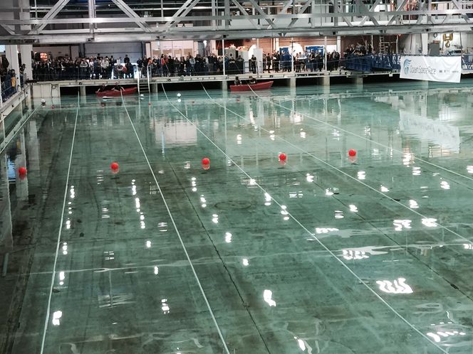 Stille før stormen: Alle modellene skal starte likt i Ocean Space Race som foregår i havbassenget på Marintek i Trondheim hvert år.