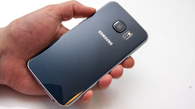 Fargenyansen på telefonen endrer seg avhengig av belysning og hvilken vinkel du ser telefonen fra.