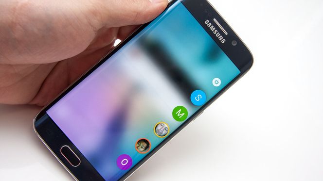 Du kan legge til de fem viktigste kontaktene dine, så vil telefonen lyse med deres farger om den ligger med skejrmen ned mot bordflaten.