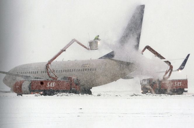 I oktober 2013 kom Boeing med nye prosedyrer i «Aircraft Maintenance Manual» (AMM) som blant annet sier at påføring av avisingsvæske bør skje i en vinkel forfra og ikke fra siden.Dette bildet er fra avisingen av et B737-700 fra SAS på Kjevik i januar 2013.