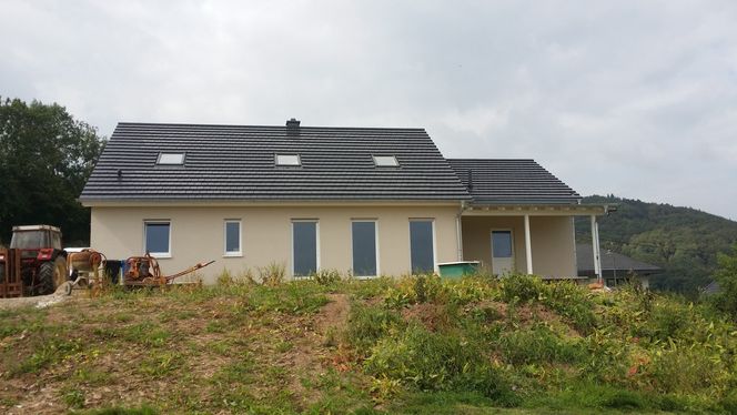 – Ikke lett å se at dette huset i Tyskland har små solcelletaksten på taket som kan produsere fornybar kraft.