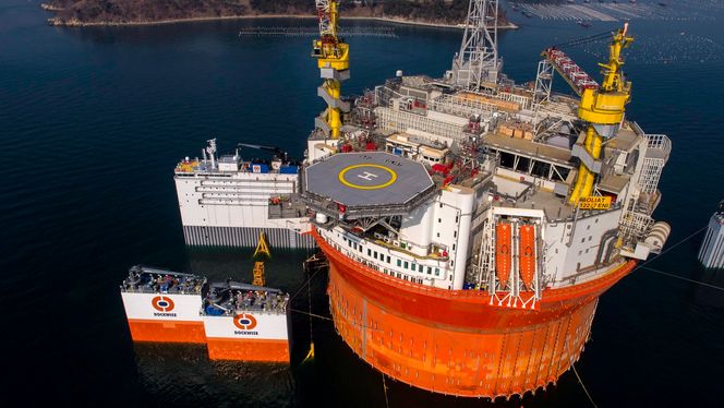 Goliat skal lastes av Dockwise Vanguard i fjorden utenfor Hammerfest etter påske. Her fra lasteoperasjonen i Korea.