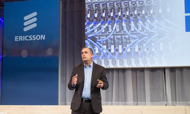 Velsigner: Selveste Intelsjef Brian Krzanich møtte opp hos Ericsson for å velsigne samarbeidet om infrastruktur.