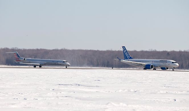 CS300-testflyet takser på Montréal–Mirabel lufthavn med følgeflyet CRJ900 i hælene.