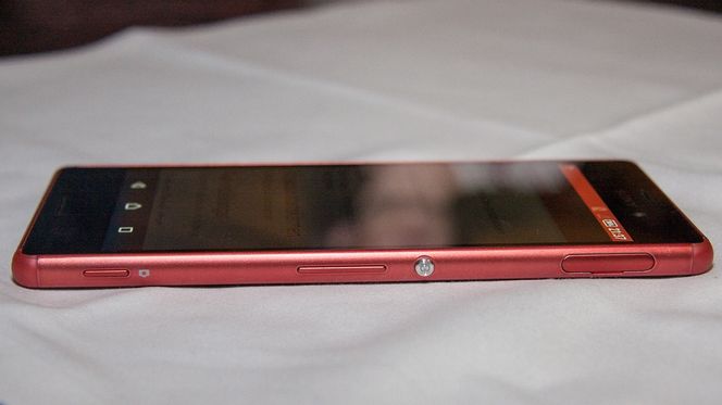 Den ligner ikke rent lite på Xperia Z3, den billige M4 Aqua.