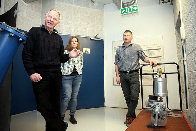 Oppfinneren: Nils Terje Ottestad (t.v.) – her sammen med datteren Turid Ottestad Johansen og teknisk sjef Lorents Gran, har patentert Void Power. En liten demoversjon står på trallen.