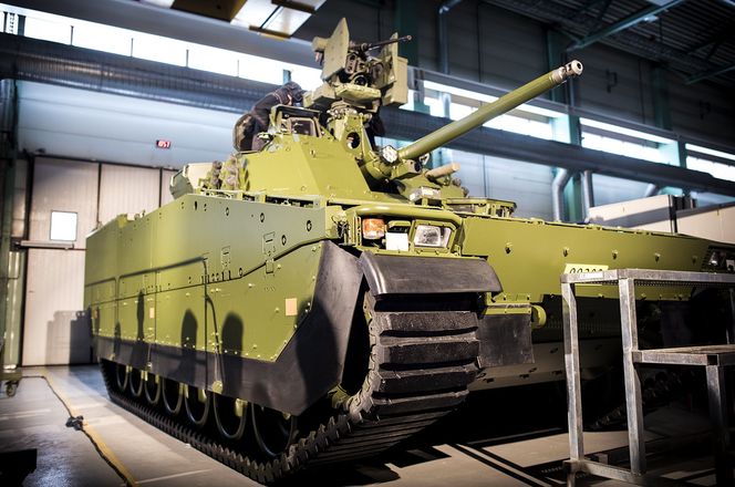 Denne CV90 stormpanservogna (SPV2) er den første serievogna som BAE Systems Hägglunds leverte til Forsvarets logistikkorganisasjon tirsdag.