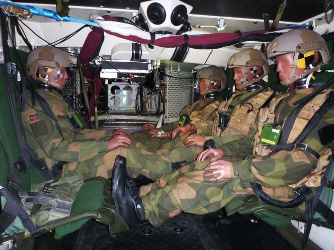 Stridsrommet på CV90 har plass til åtte soldater. Her er den rigget med fire krasjtestdukker av samme type som bilindustrien benytter.