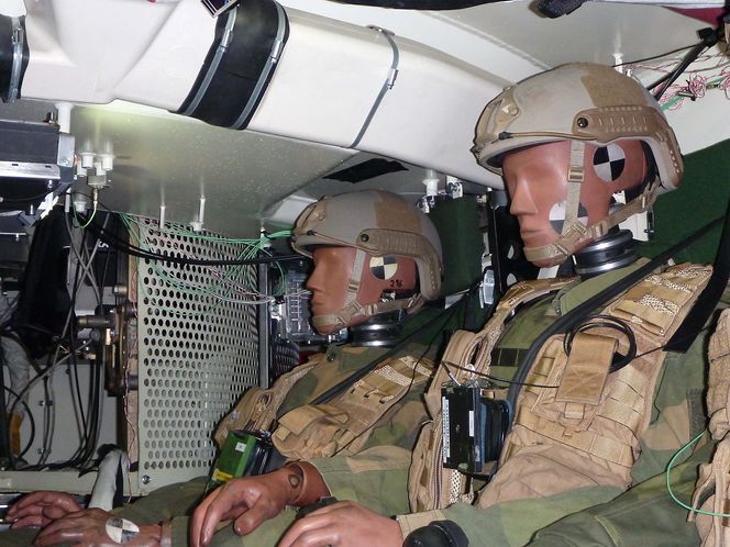 Dukkene er de samme, men sensorplasseringen er annerledes ved minetesting enn den er ved kollisjonstesting.