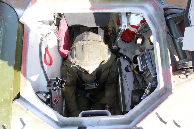 Dukkene er de samme, men sensorplasseringen er annerledes ved minetesting enn den er ved kollisjonstesting.