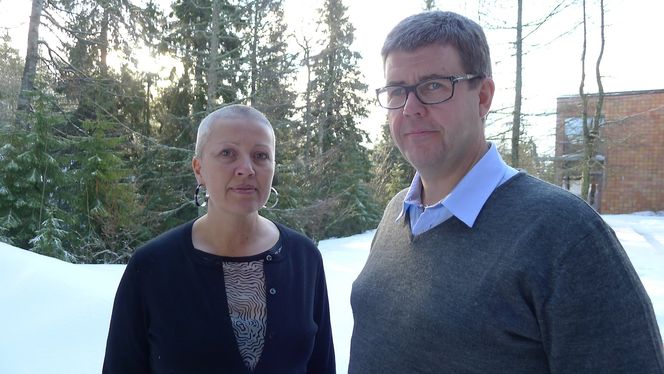 Marianne Aasen, teknisk sektorsjef i Longyearbyen lokalstyre med havnesjef Kjetil Bråten.