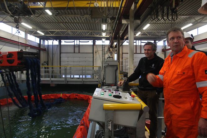 Klargjør før test. Senioringeniør Jan Willie Holbu (t.v.), avdelingsingeniør Roger Nilsen og delvis skjult - rådgiver Thomas Henriksen.