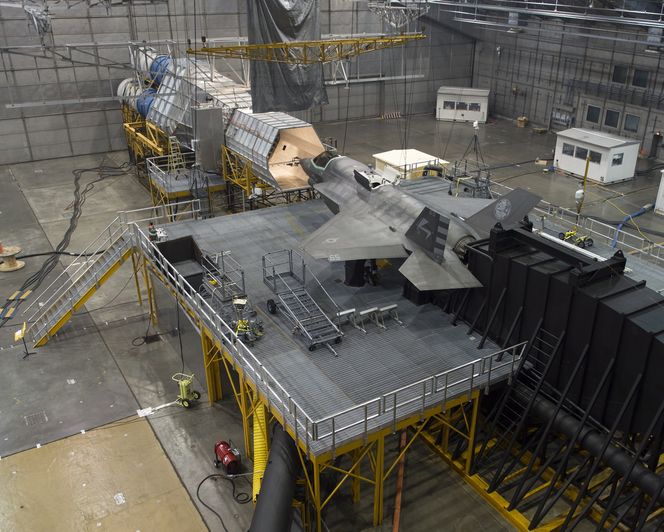 Her er BF-5 på plass i hovedhangaren på MCL i et oppsett som simulerer ising ved skydråper/skyis.