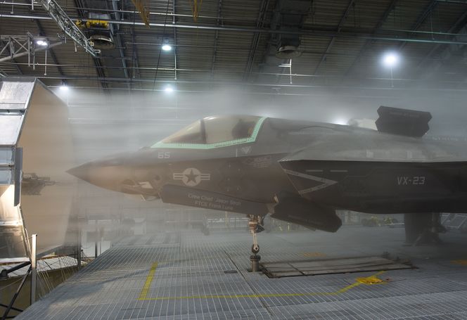 Her er BF-5 på plass i hovedhangaren på MCL i et oppsett som simulerer ising ved skydråper/skyis.