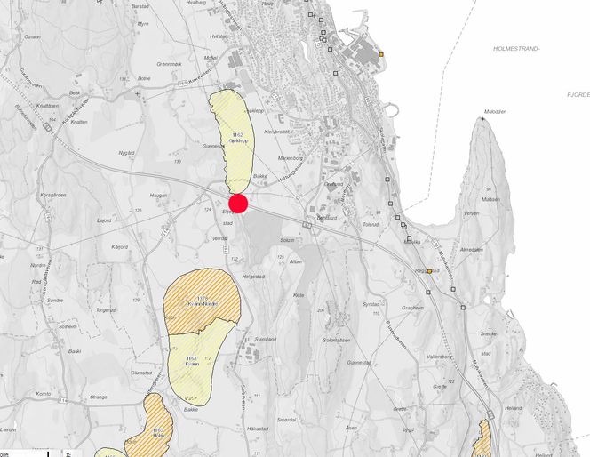 Den røde prikken viser den skadde brua. De skraverte områdene nord og sør for prikken er kartlagte kvikkleiresoner.