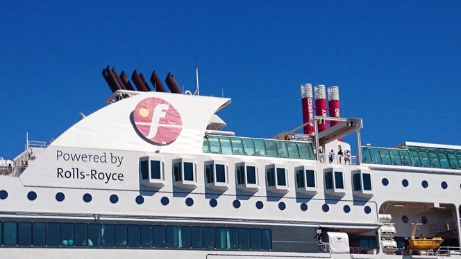 Eksosen fra LNG-motorene om bord på Stavangerfjord og Bergensfjord er fri for svovel og sot og dermed ikke synlig. CO2-utslippene er 35-30 % lavere enn fra dieselmotorer og NOx-utslipp redusert med ca. 85%.