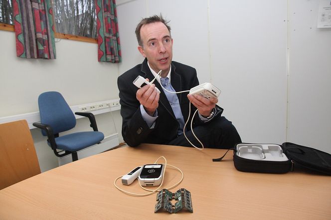 Ny og gammel: Trond Kierulf med Vscan Dual Probe i hendene og den første Vscan på bordet. Der ligger også kretskortene, tilsvarende dem som er inni proben med dobbelfunksjon.