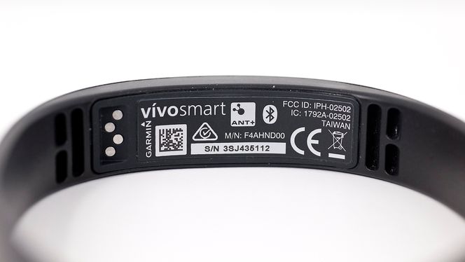 Båndet er enkelt og minimalistisk utformet. Ladeløsningen er imidlertid noe merkelig.