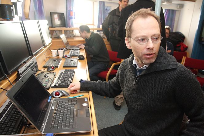 Sintef-forskerne Arne Lie (foran) og Tor Arne Reinen følger med på signalene fra sensorene via Cnodene.