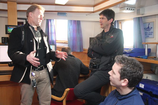 Salgssjef for Subsea Monitoring i Kongsberg Maritime, Arild Brevik diskuterer med Norteks utviklingssjef Morten Jørgensen (stående) og Martin Alvsaker.
