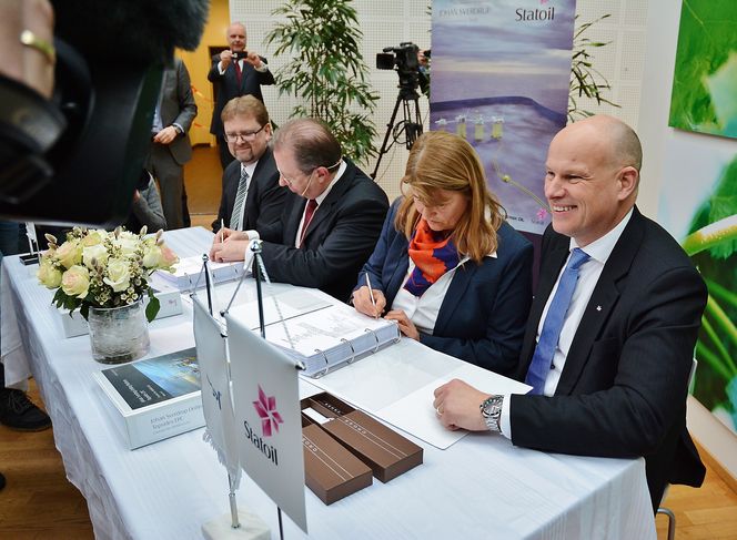 Aibel og Statoil signerte i Stavanger i dag en kontrakt for bygging av plattformdekket til boreplattformen på Johan Sverdrup. Arne Sigve Nylund, Statoils konserndirektør for utvikling og produksjon Norge (til høyre), er tilbakeholden med informasjon om de gjenstående kontraktene.