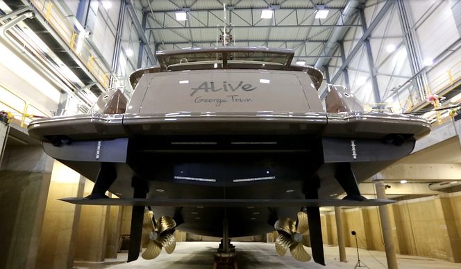 M/Y Alive med skrogvingen i verkstedet hos Heesen Yacht før sjøsetting.