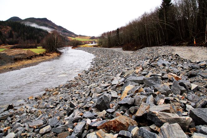 Statens Vegvesen har steinlagt elven Skauga på Fosen for å unngå erosjon og et mulig kvikkleireskred som kan dra med seg den nye brua som bygges. Foto: Statens Vegvesen