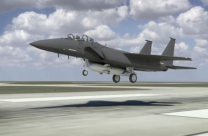 F-15 med Alasa-rakett og nyttelast under buken.